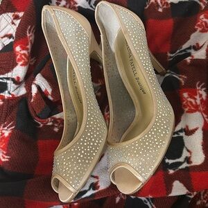 I am selling adriannna papell bouti heels ,, never been worn .